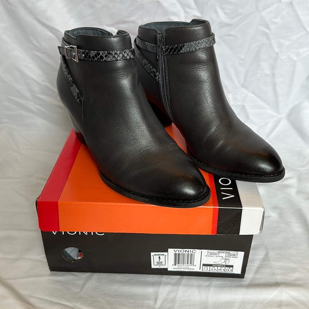 Vionic size 7.5 Upright Upton Dark Grey